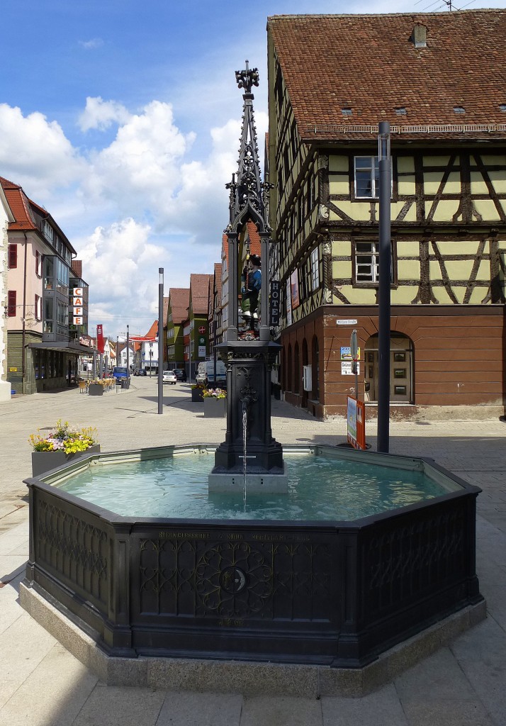 Mengen, historischer Brunnen an der Hauptstrae, April 2014