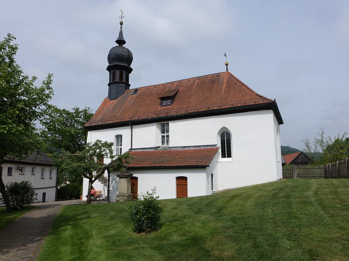 Mengersdorf, Pfarrkirche St. Otto, Saalbau mit Walmdach und Dachreiter, erbaut 1521, Langhaus erweitert 1623, barockisiert 1736 (19.05.2018)