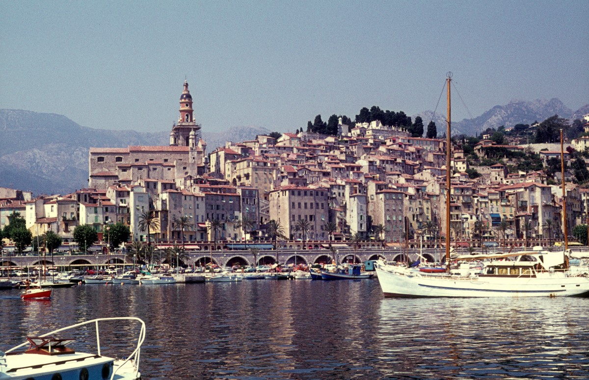 Menton am 15. August 1974: Die Altstadt mit der Kirche Saint-Michel vom Hafen gesehen.