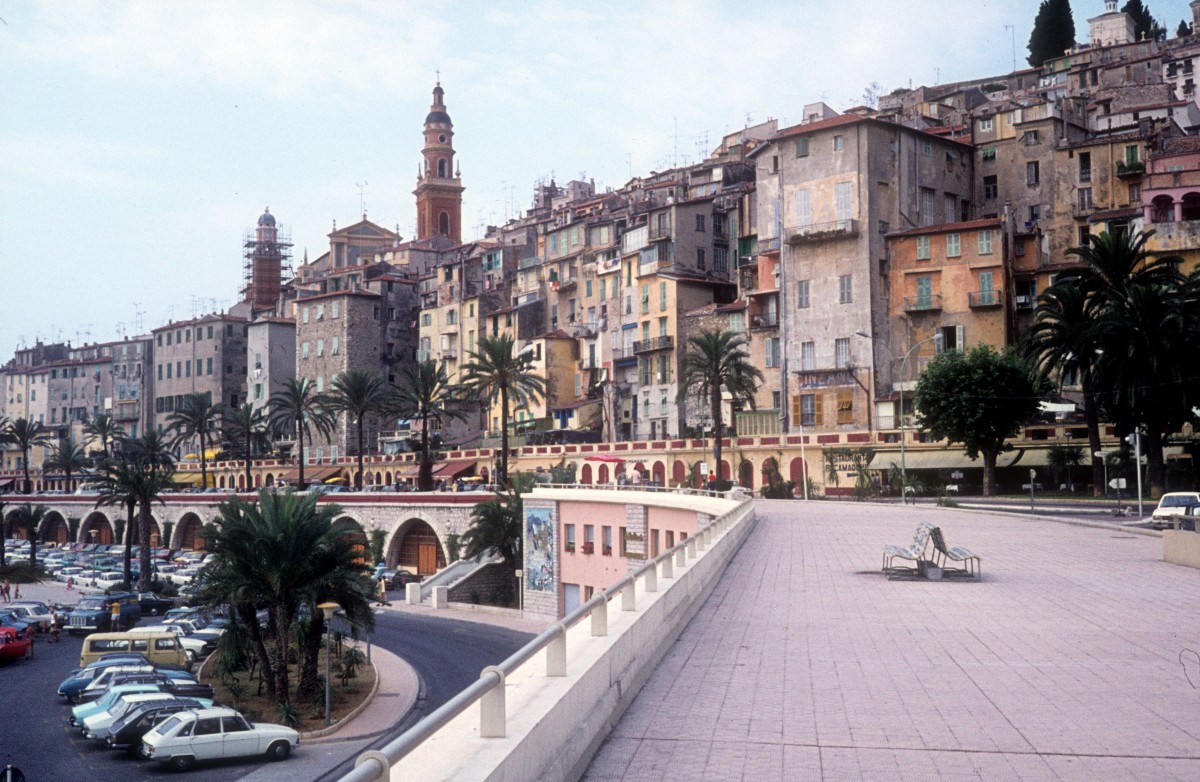 Menton im Juli 1976: Der Quai Bonaparte und ein Teil der Altstadt mit der Kirche Saint-Michel.