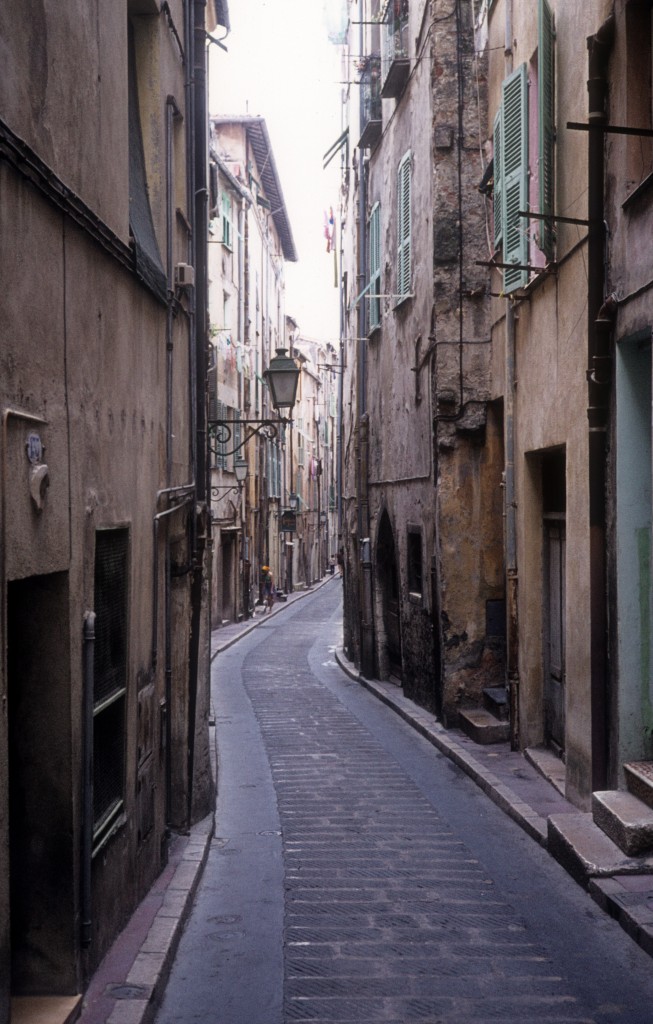 Menton im Juli 1976: Impressionen aus der Altstadt: Rue Longue. 