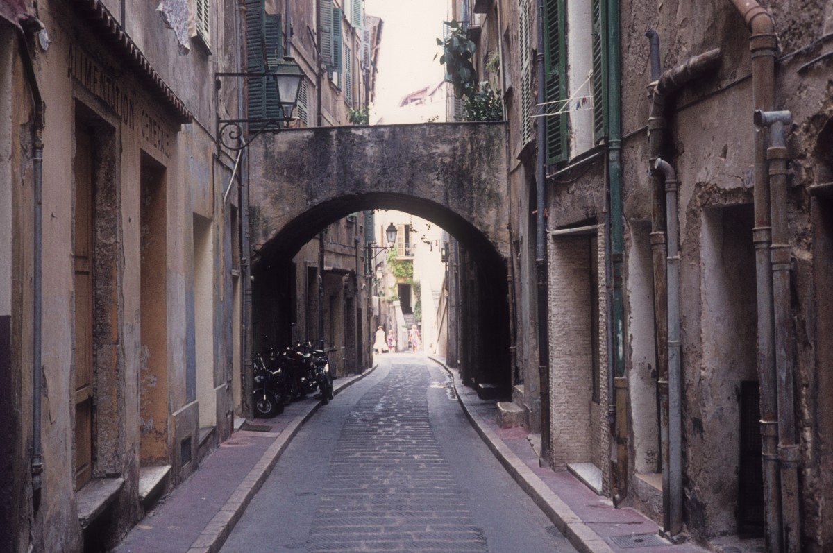 Menton im Juli 1976: Impressionen aus der Altstadt: Rue Longue.