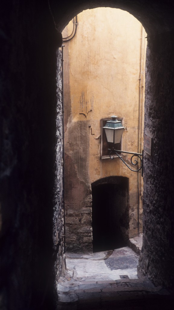 Menton im Juli 1976: Impressionen aus der Altstadt: Traverse de la rue Mattoni.