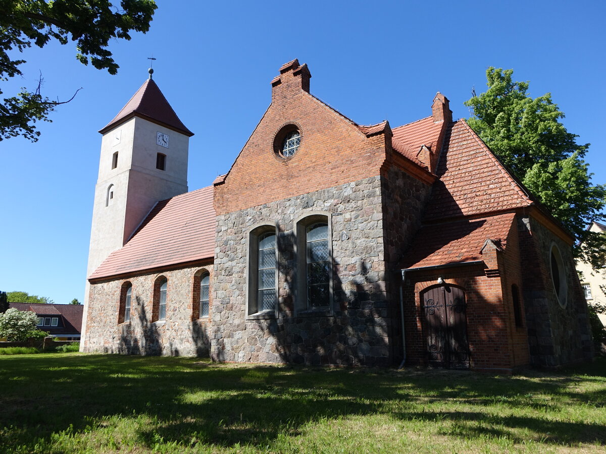 Menz, evangelische Kirche, Feldsteinkirche von 1585, Kirchturm erbaut 1772 (27.05.2026)