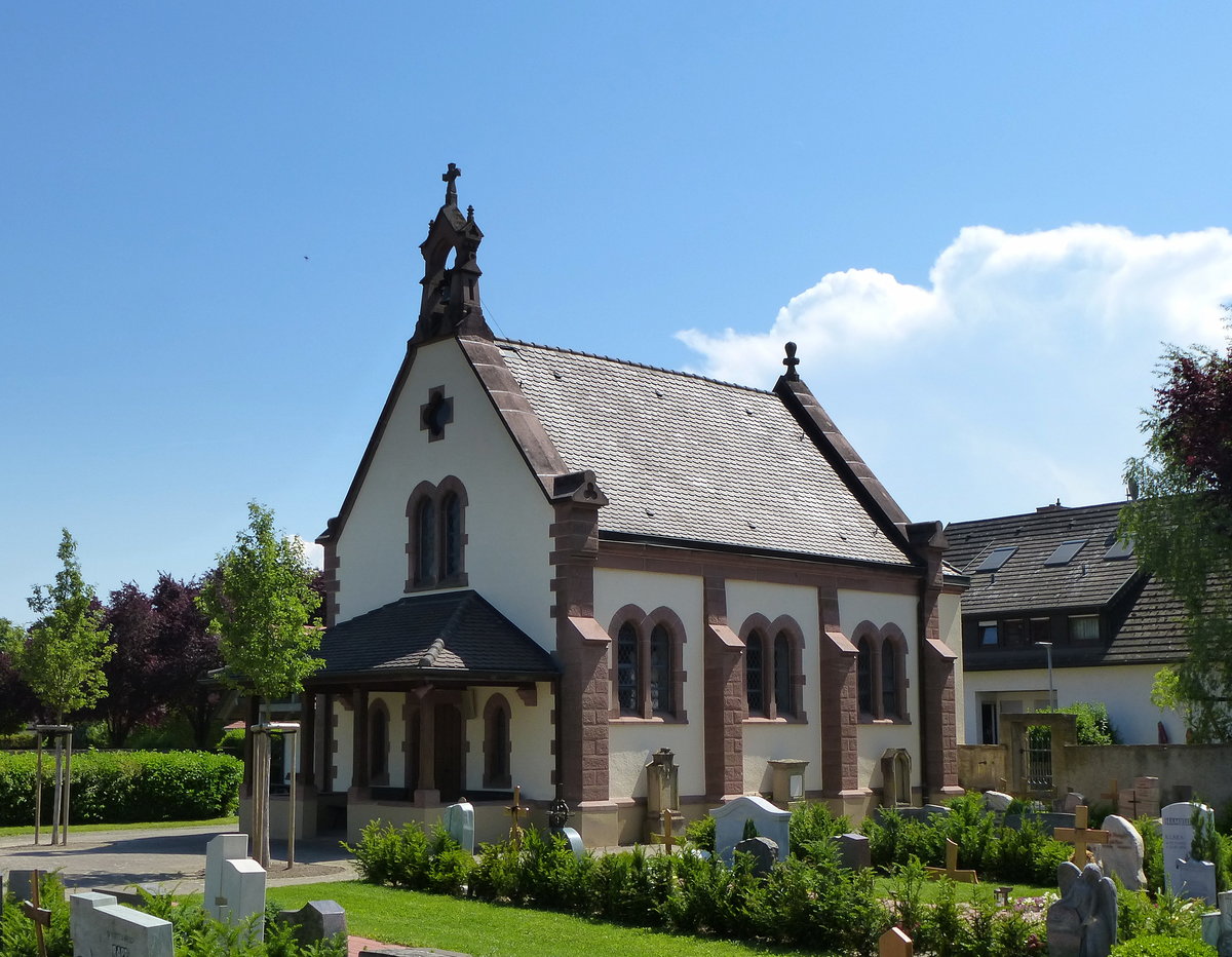 Merdingen, Blick ber den Friedhof zur Friedhofskapelle, Mai 2017