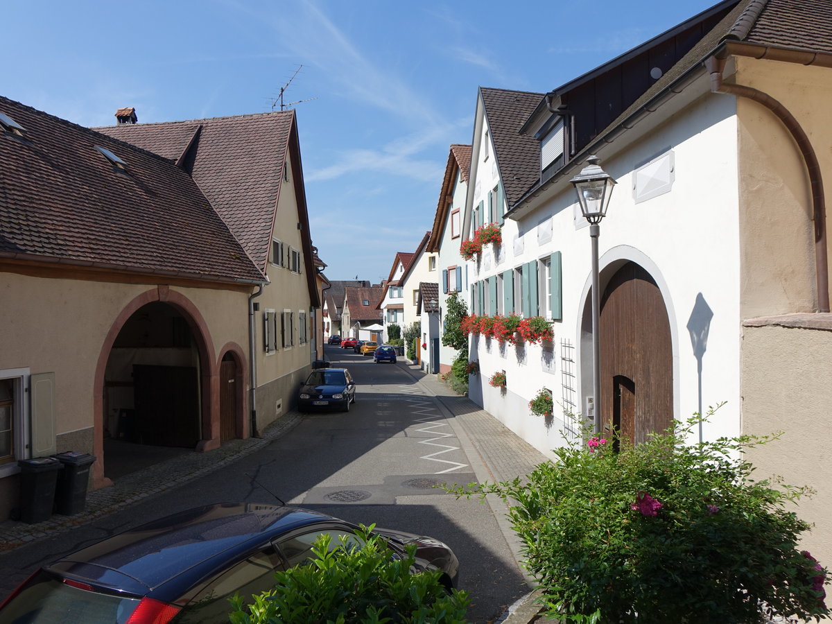 Merdingen, Huser mit Torbogen in der Kirchgasse (15.08.2016)