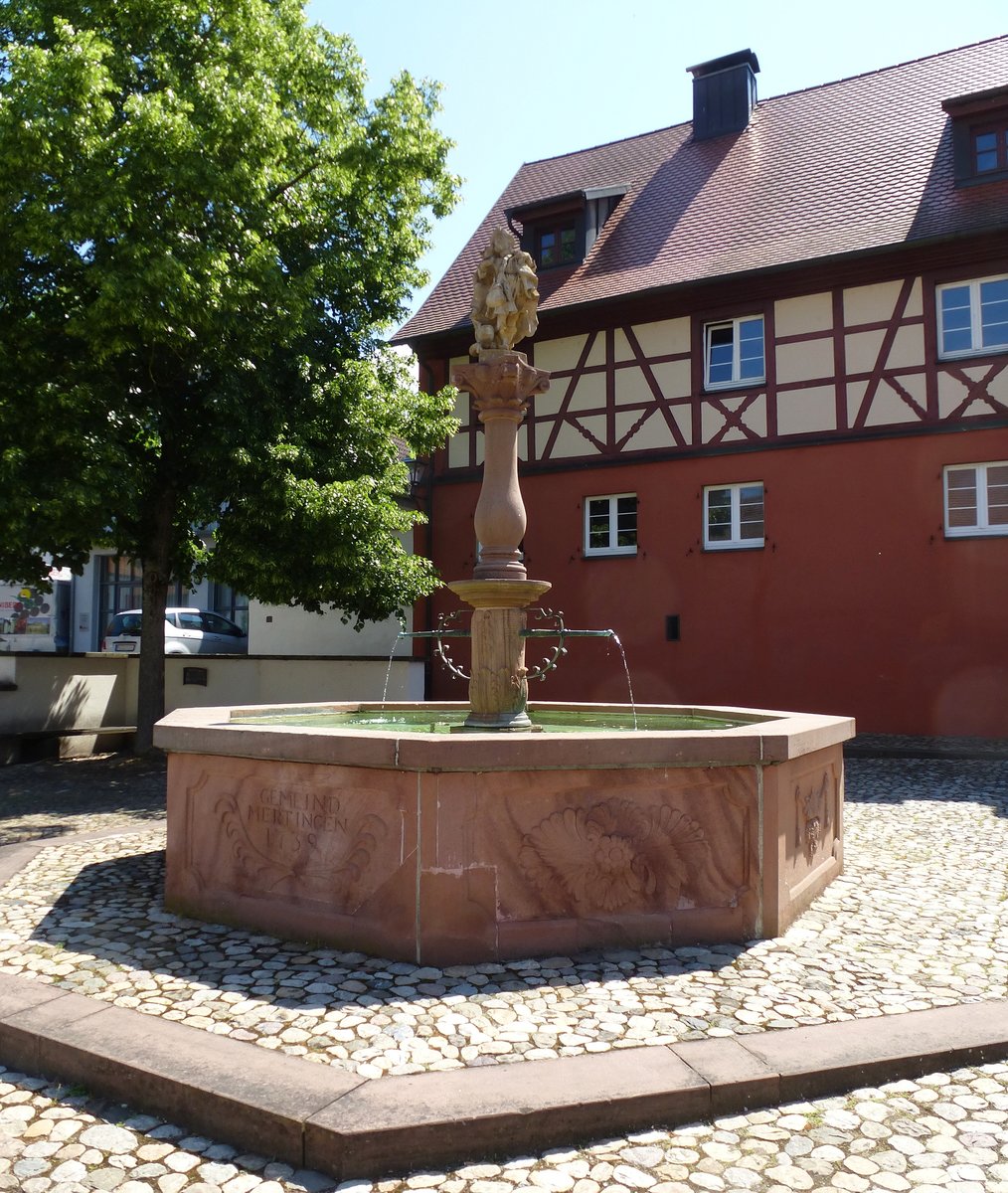 Merdingen, der historische Stockbrunnen von 1739 im Ortszentrum, Mai 2017 