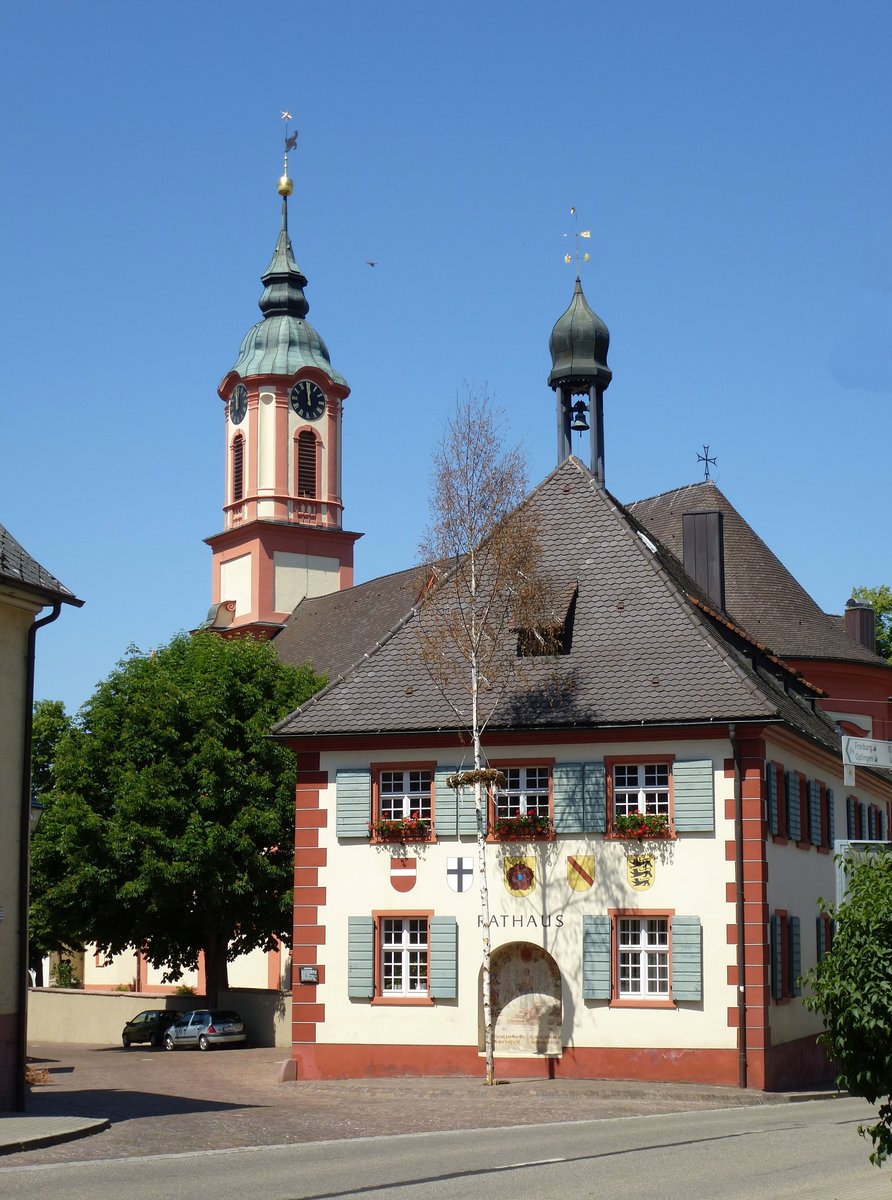 Merdingen, das Rathaus und die Barockkirche St.Remigius, beide Bauten vom Baumeister Joh.C. Bagnato (1696-1757)