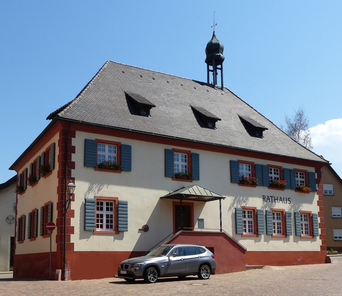 Merdingen, das Rathaus der ca. 2500 Einwohner zhlenden Weinbaugemeinde am westlichen Tuniberg, Mai 2017