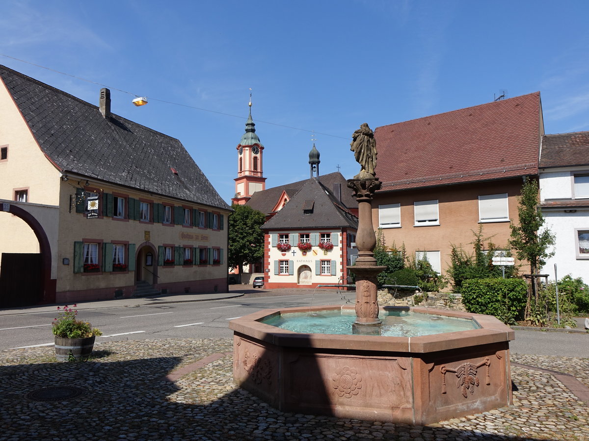 Merdingen, Stockbrunnen mit St. Wendelins Figur, Rathaus und Gasthaus zur Sonne (15.08.2016)