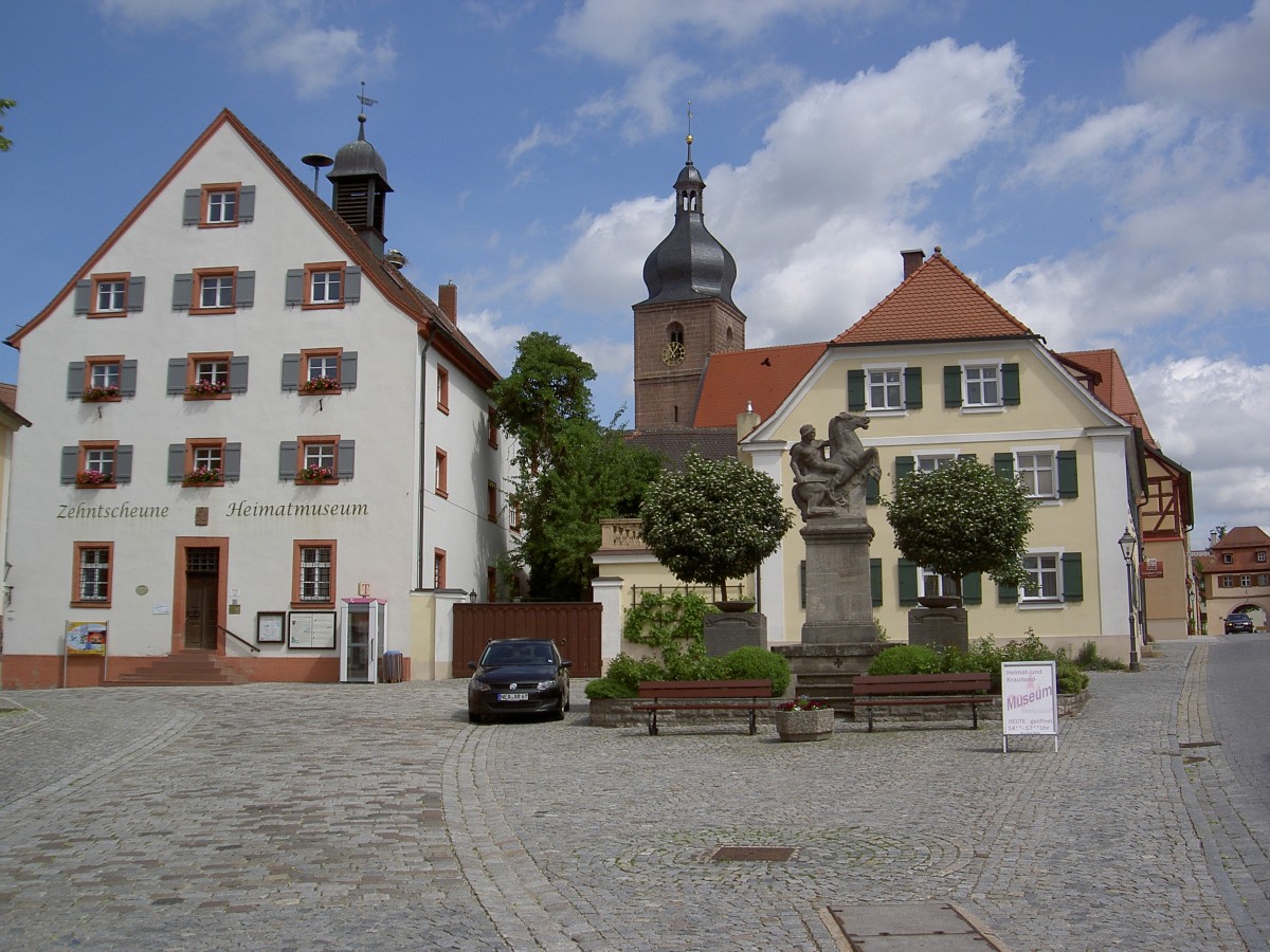 Merkendorf, Marktplatz mit Zehntscheune und Heimatmuseum (16.06.2013)