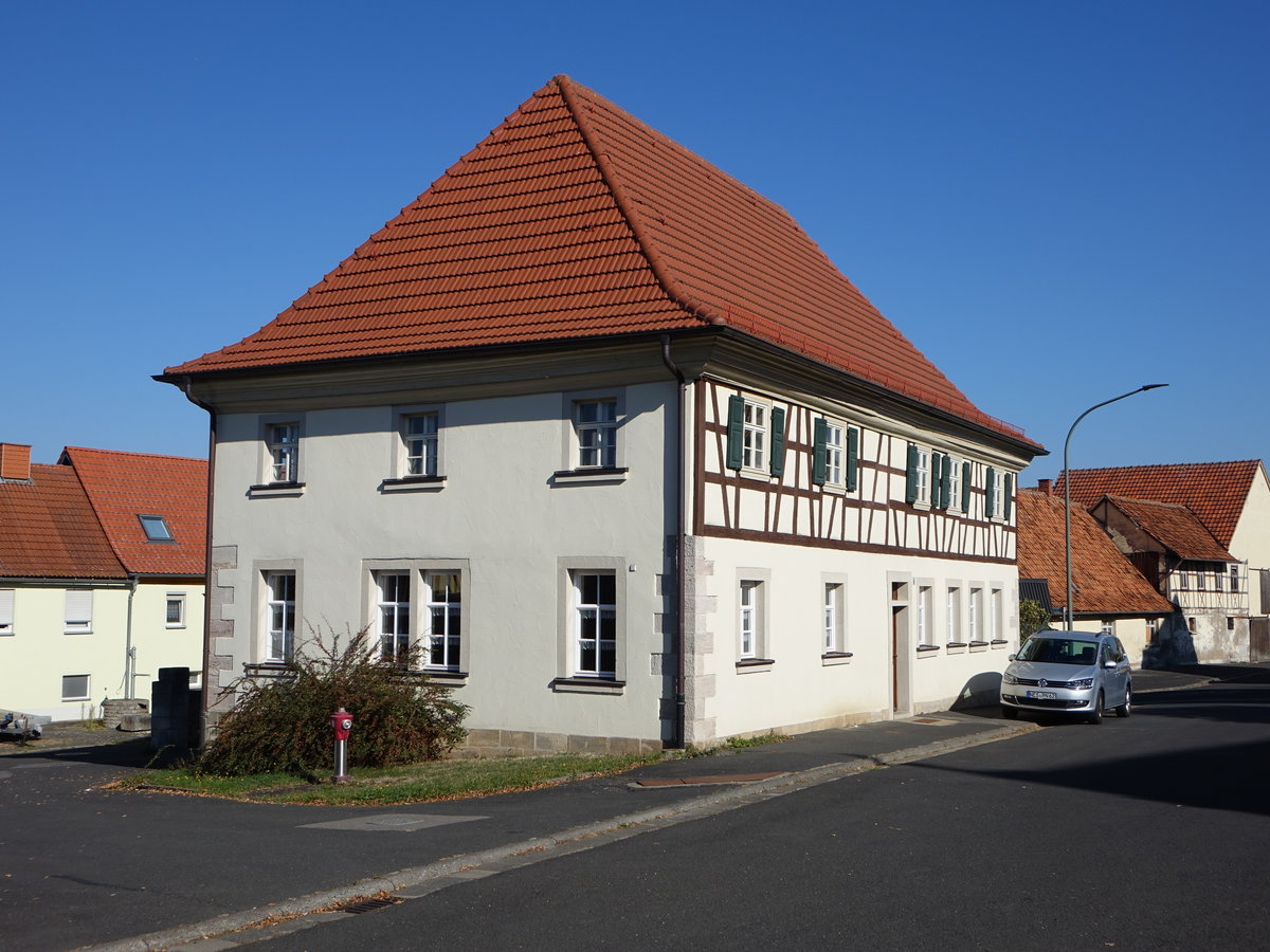 Merkershausen, ehem. Schulhaus, Walmdachhaus mit Fachwerkobergeschoss, erbaut Anfang des 19. Jahrhundert (15.10.2018)