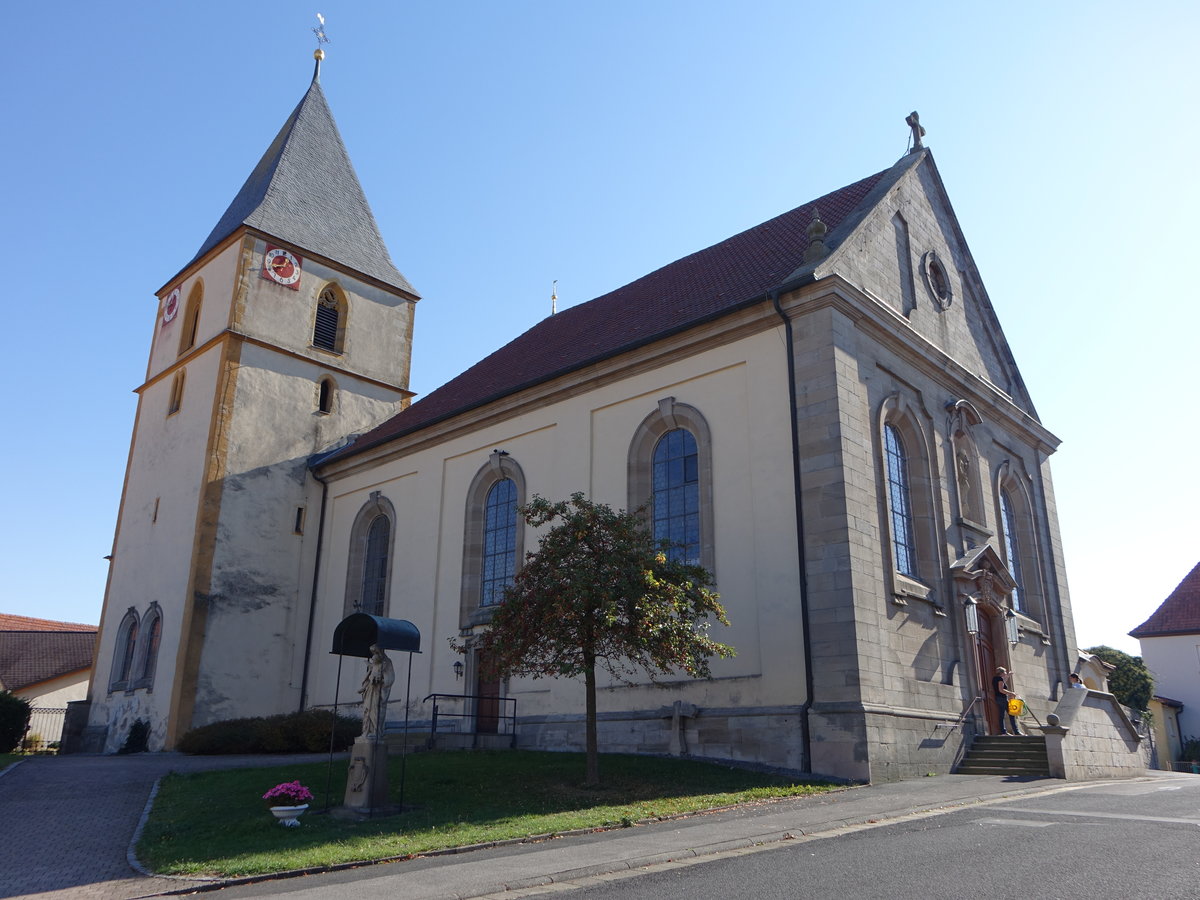Merkershausen, kath. Pfarrkirche St. Martin, Saalkirche mit reicher steinsichtiger Westfassade, erbaut von 1737 bis 1743 durch Johann Michael Schmidt (15.10.2018)
