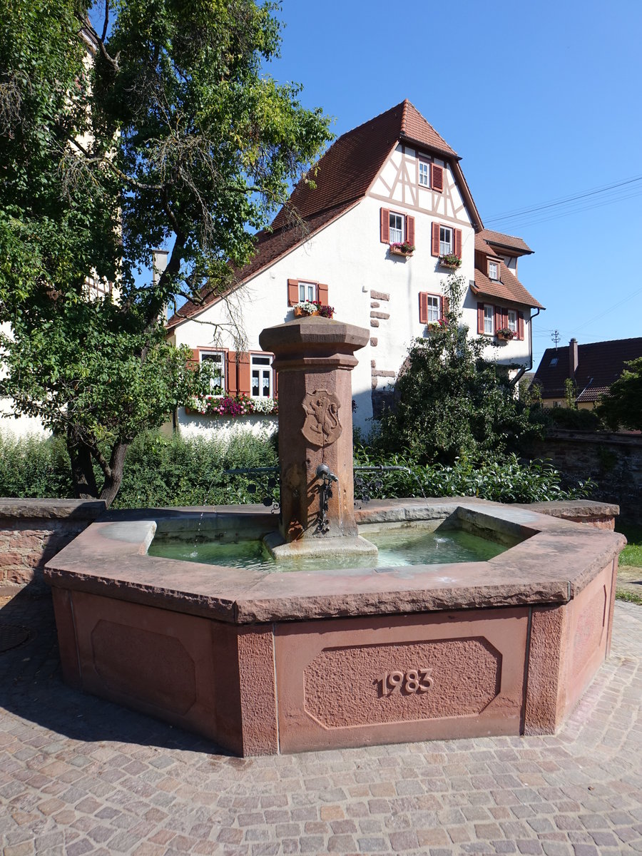 Merklingen, Brunnen von 1983 und Torturm am Kirchplatz (01.07.2018)