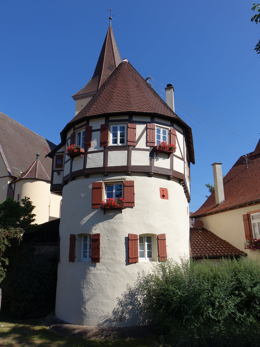 Merklingen, kleiner Wehrturm der Kirchenburg, halbrunder Turm mit Fachwerkaufsatz, erbaut im 14. Jahrhundert (01.07.2018)
