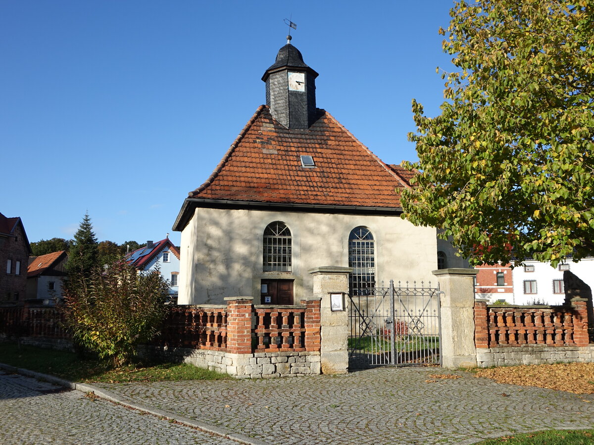 Mertendorf, evangelische Dorfkirche, erbaut im 17. Jahrhundert (22.10.2022)