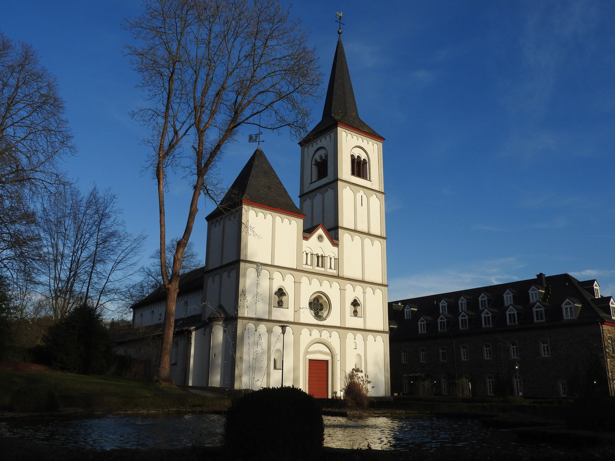 MERTEN/SIEG-KLOSTERKIRCHE/PFARRKIRCHE ST. AGNES
St. Agnes,ehemalige Klosterkirche der Augustinerinnen,um 1170 erbaut,ist seit 1803 Pfarrkirche....
die beiden ungleichen Trme verleihen ihr eine besondere Charakteristik...am 18.2.2019