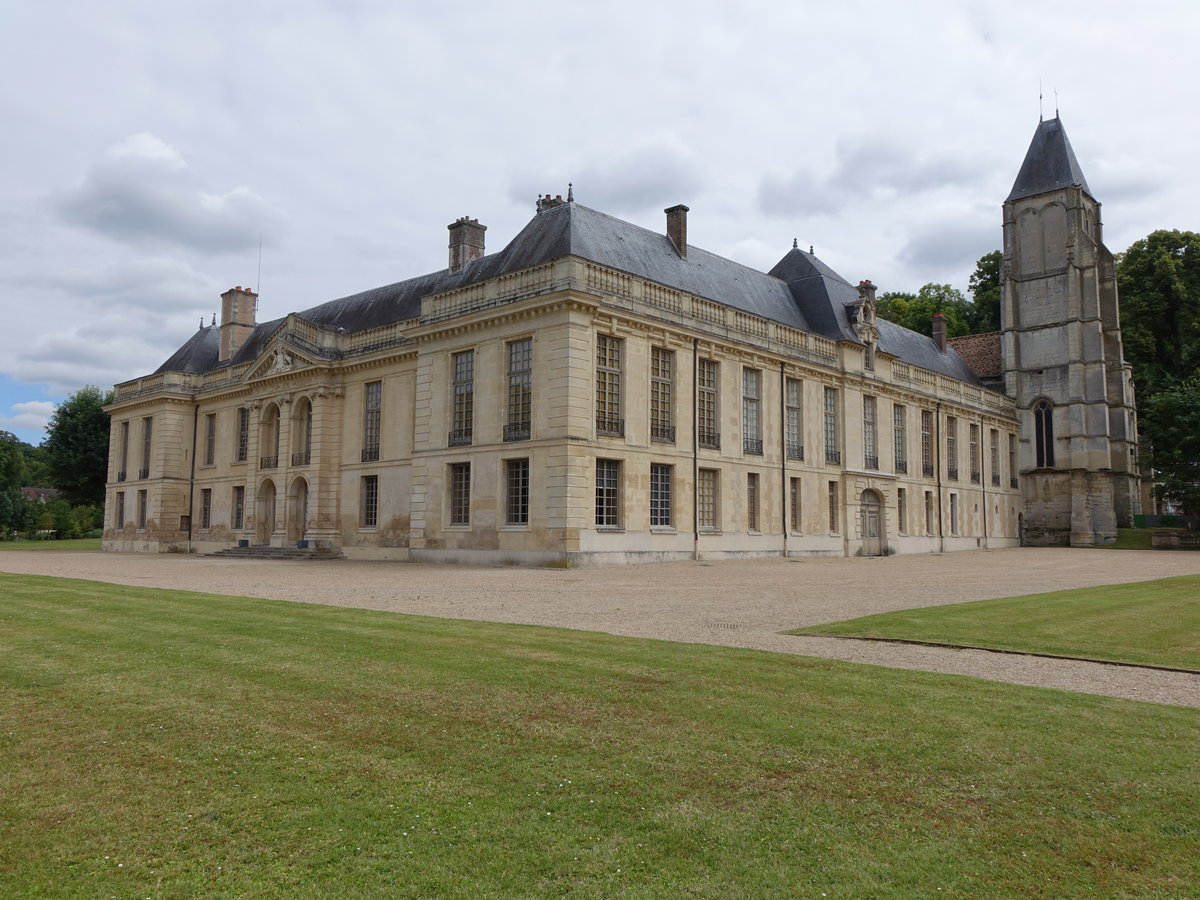 Mery-sur-Oise, Schloss und Saint-Denis Kirche, erbaut im 15. Jahrhundert (16.07.2016)