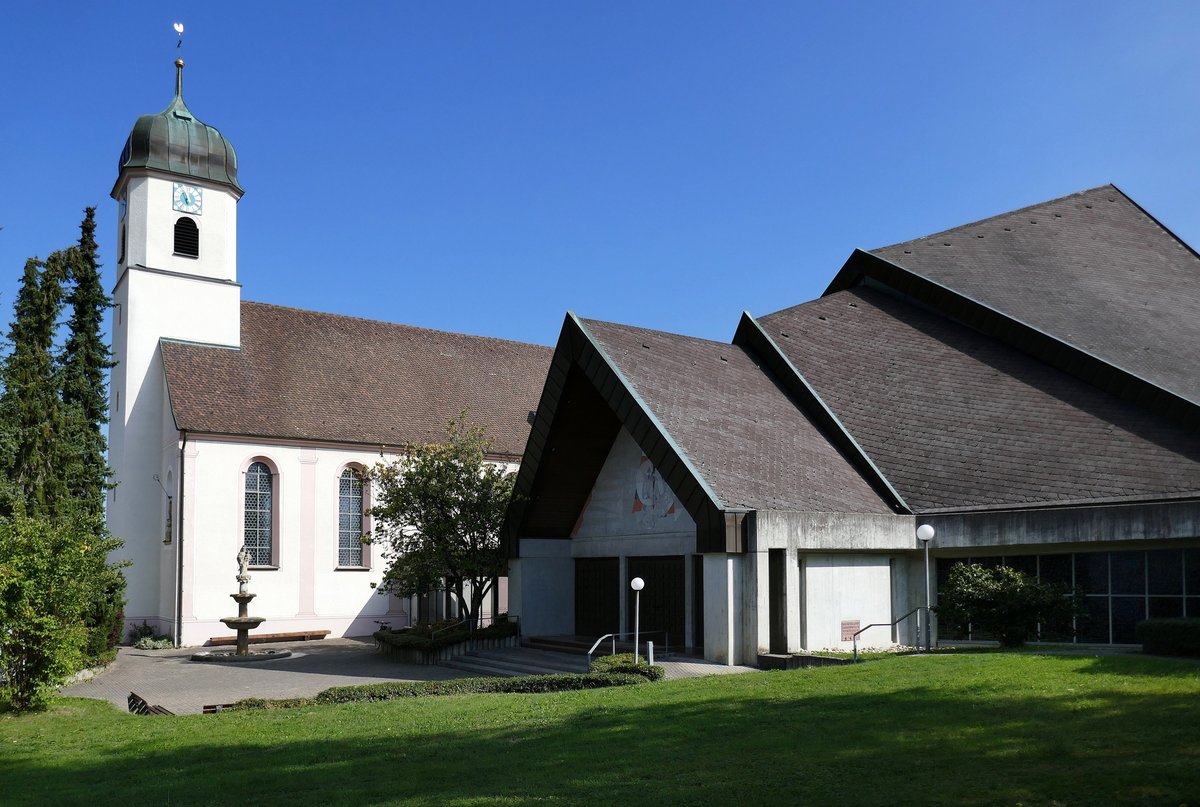 Merzhausen, die alte St.Gallus-Kirche links, erbaut 1759-60, die neue St.Gallus-Kirche rechts erbaut 1976-78, Aug.2020