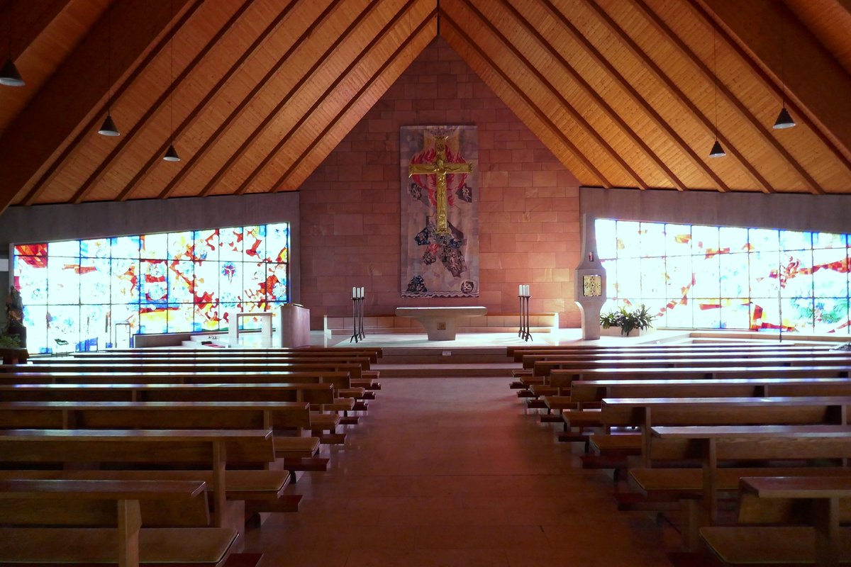 Merzhausen, Blick zum Altar in der neuen St.Gallus-Kirche, Aug.2020