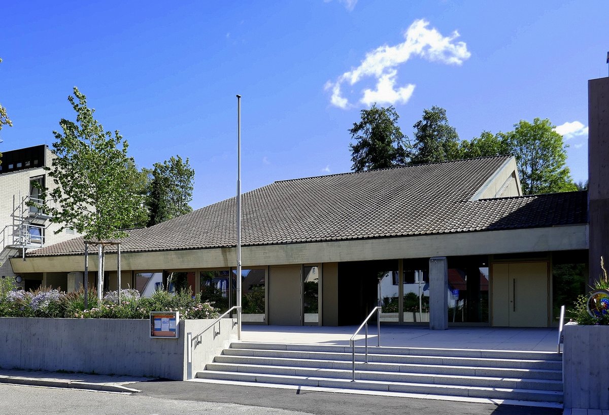 Merzhausen, die evangelische Johanneskirche, Westseite mit Haupteingang, Aug.2020