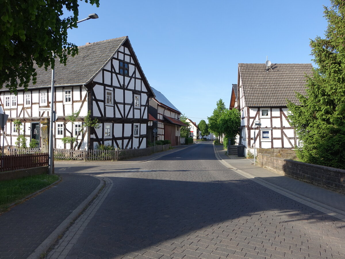 Merzhausen, Fachwerkhuser in der Ziegenhainer Strae (15.05.2022)