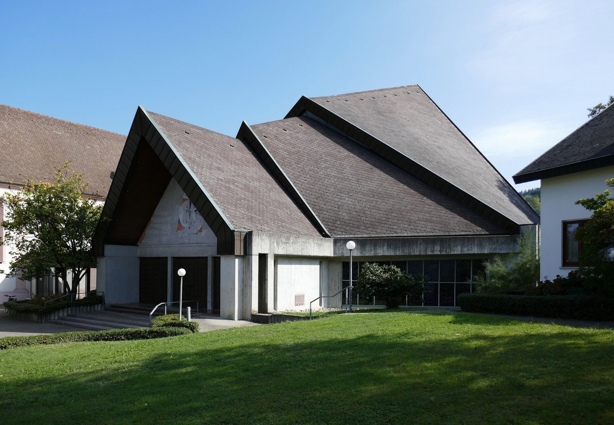 Merzhausen, die neue St.Gallus-Kirche, erbaut im modernen Stil 1976-78, Aug.2020