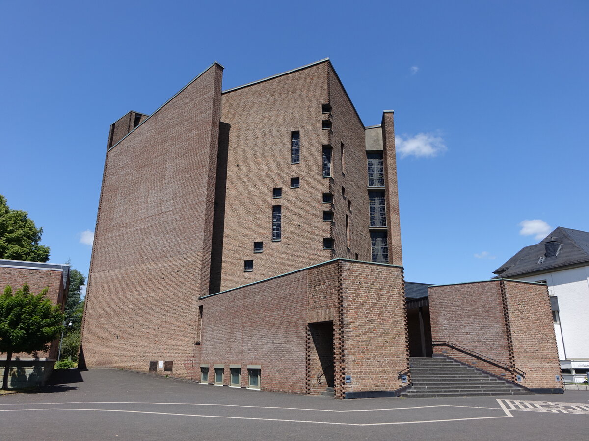 Meschede, Klosterkirche Maria Himmelfahrt der Abtei Knigsmnster, erbaut bis 1964 (19.06.2025)