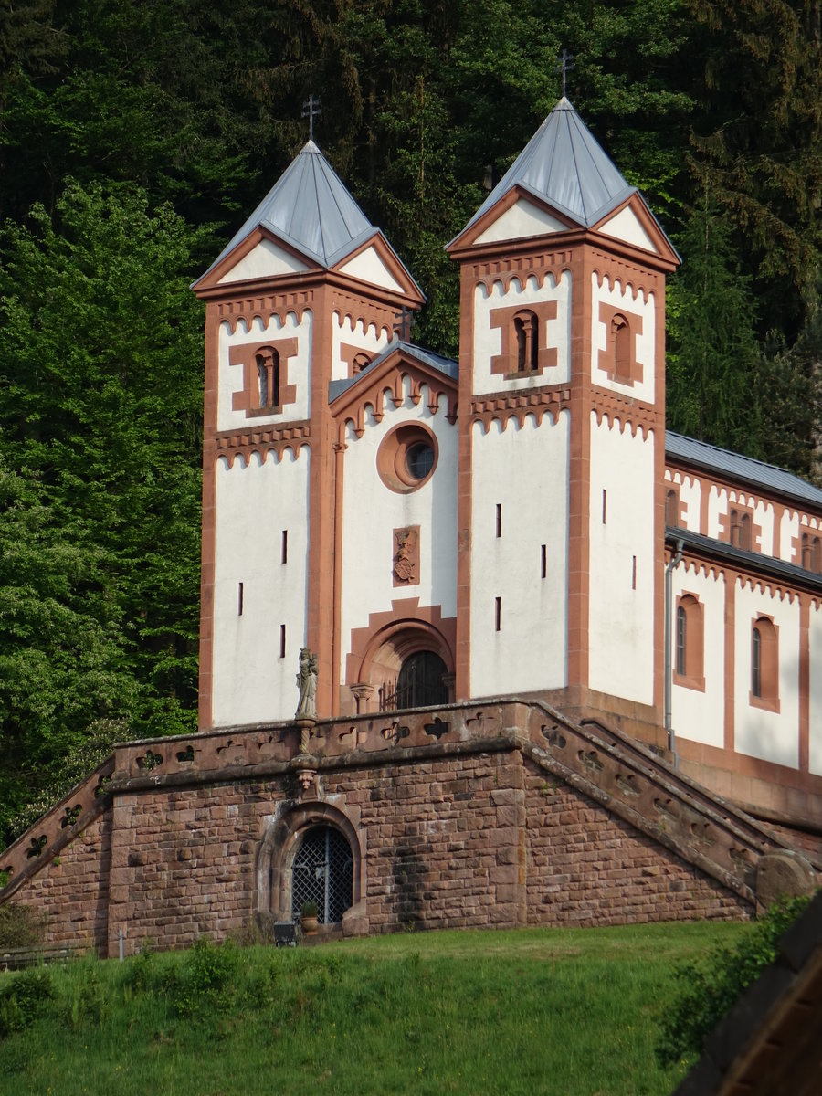 Mespelbrunn, neuromanische Gruftkapelle St. Maria der Grafen von Ingelheim, erbaut von 1874 bis 1875 (12.05.2018)