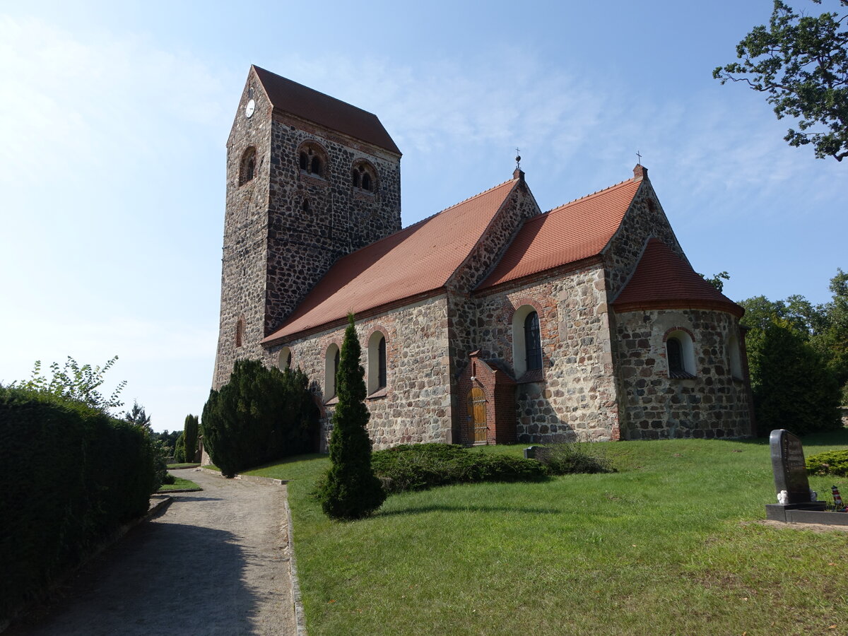 Medorf, evangelische Kirche, romanische Feldsteinkirche aus dem 12. Jahrhundert, restauriert 2005 (12.08.2025)