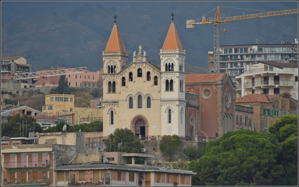Messina. Blick von der Fhre auf eine Kirche in Messina. Sommer 2013.