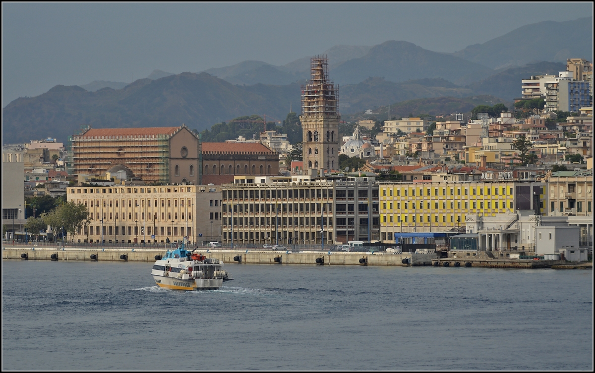 Messina.

Blick von der Fhre auf den Dom von Messina. Sommer 2013.