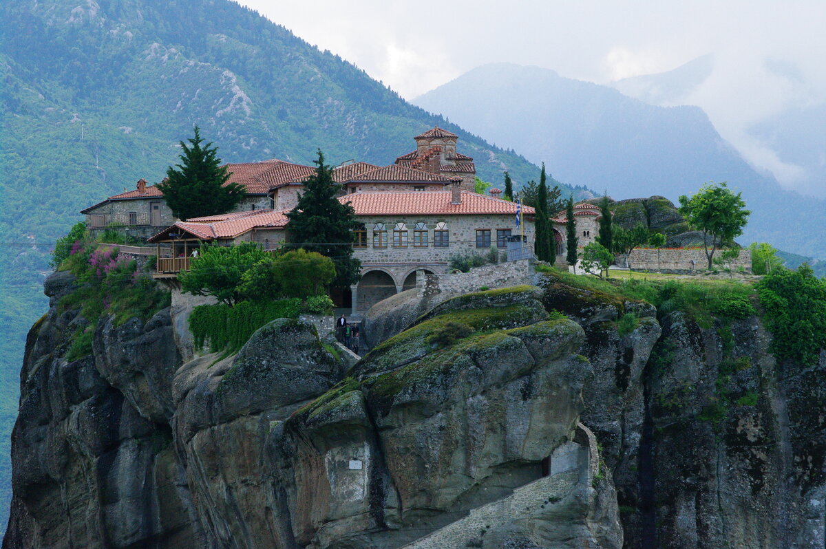 Meteora, Kloster Agia Triada Hl. Dreifaltigkeit, erbaut von 1458 bis 1476, Fresken aus dem Jahr 1741, Kulisse des James Bond Films in Tdlicher Mission (04.05.2014)