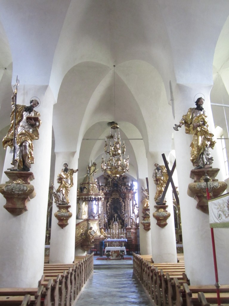 Metnitz, Langschiff der St. Leonhard Kirche mit Kreuzgratgewlbe, Hochaltar aus dem 18. Jahrhundert von Balthasar Prandtsttter (01.10.2013)