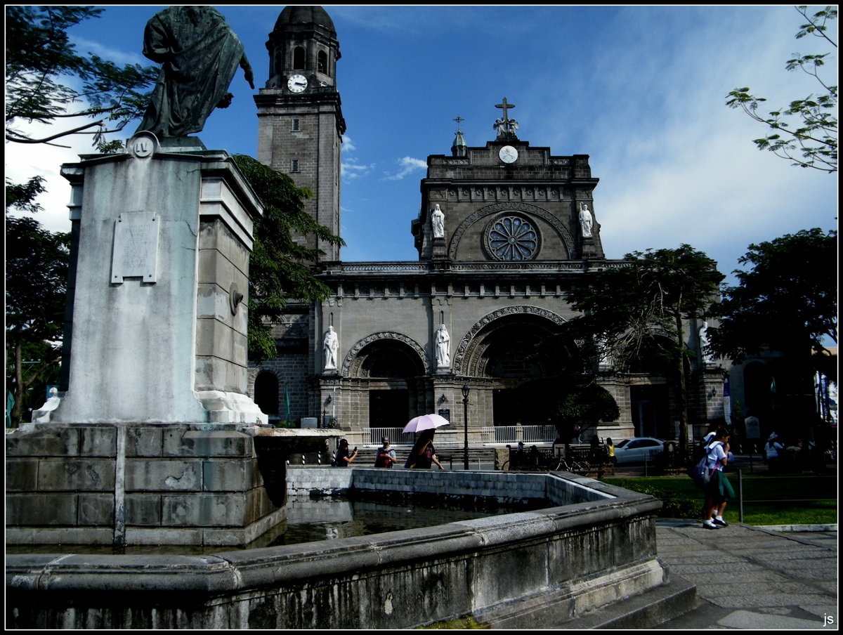 Metro Manila gilt als Sammelbegriff der in der Manilabucht erstreckten 16 Stdte, darunter City of Manila, die Hauptstadt der Philippinen, sowie zum Beispiel Quezon City, die bevlkerungsreichste Stadt des Landes, und City of Makati, Central Business District, die insgesamt die Metropolregion mit 12 Millionen Einwohnern bilden (und etwa 24 Mio im Ballungsraum). Das Bild zeigt die Kathedrale von Manila, auf der Plaza de Roma, das heit am zentralen Platz der spanischen Stadtfestung Intramuros, abgelichtet im September 2018.