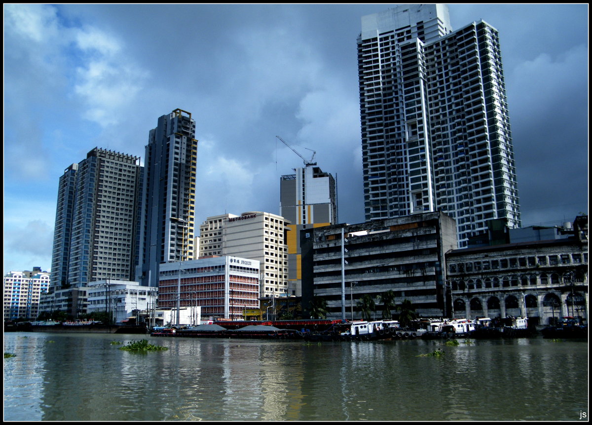 Metro Manila, Pasig River, mit einer Lnge von etwa 25 km durchfliet er Metro Manila in Richtung Sdosten–Nordwesten, auf seinem Weg von Laguna de Bay nach Manila Bay, um die Stadt in zwei Hlften zu teilen, und unter anderem die Grenze zwischen den zu City of Manila gehrenden stark historisch geprgten Stadtteilen, nmlich spanische Stadtfestung Intramuros und Chinatown Binondo, zu markieren. Auf dem Bild: Pasig River von Jones Bridge ausgesehen. Sept. 2018.