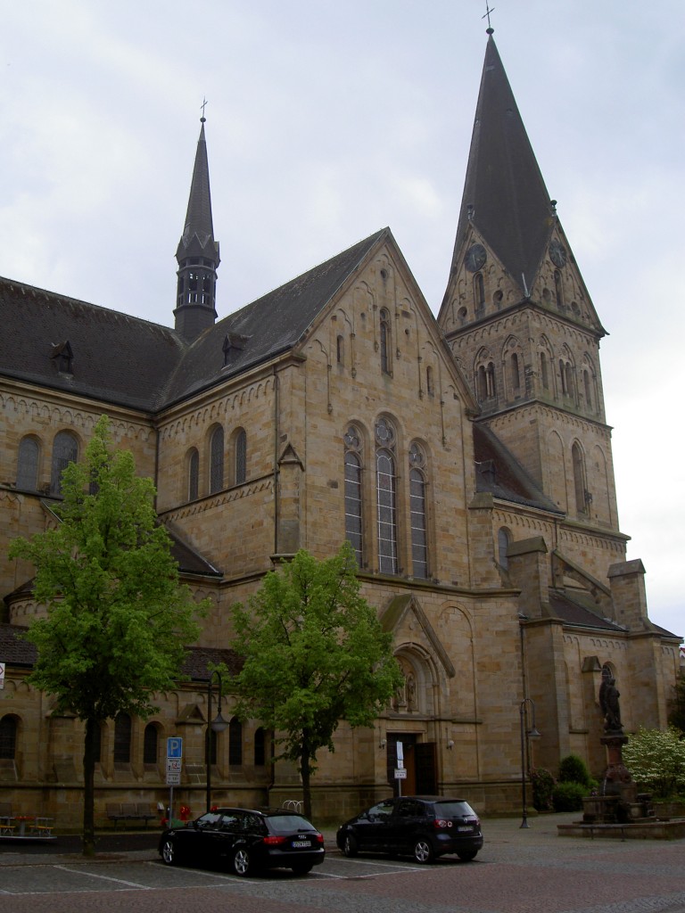 Mettenburg, Kath. Pfarrkirche St. Agatha, erbaut von 1891 bis 1894 durch 
Wilhelm Rincklake, neugotische dreischiffige Basilika mit 75 Meter hohem Turm 
(28.05.2011)