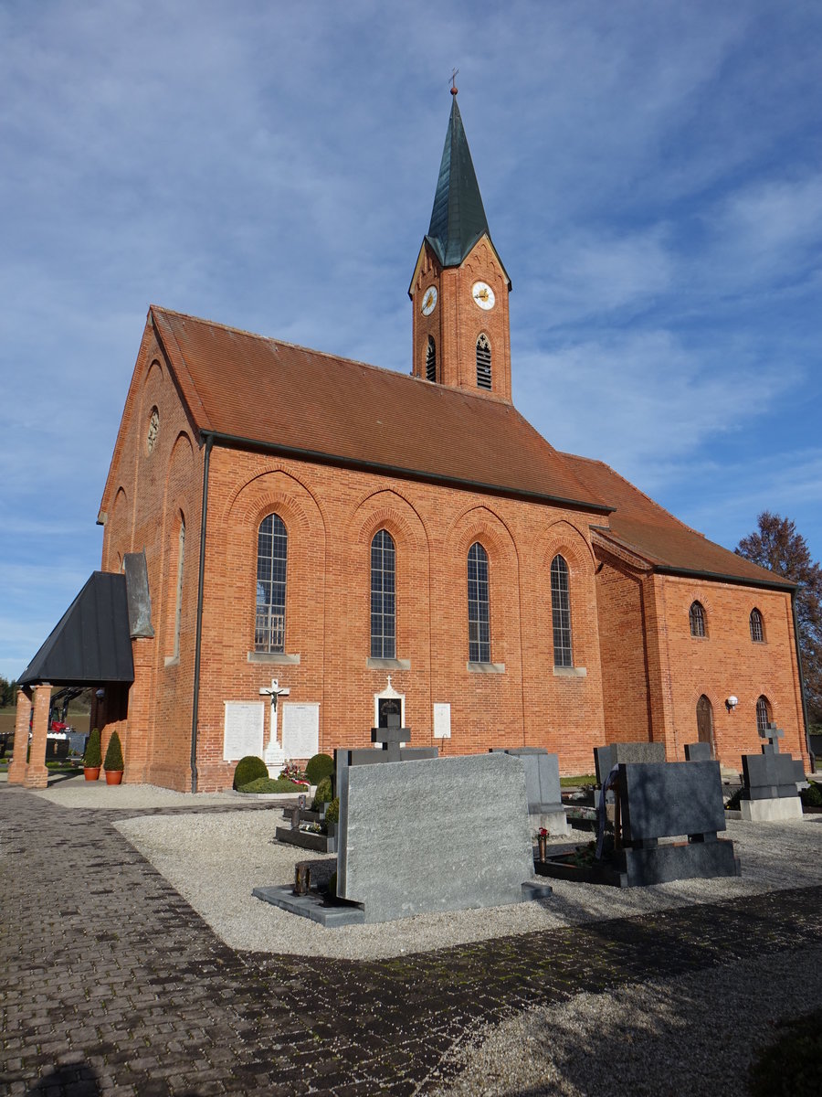 Mettenhausen, Pfarrkirche St. Mauritius, neugotischer Blankziegelbau, Saalkirche mit Nordturm und eingezogenem Chor, erbaut nach Plan von Leonhard Schmidtner durch M. Dendl von 1862 bis 1863 (21.11.2016)