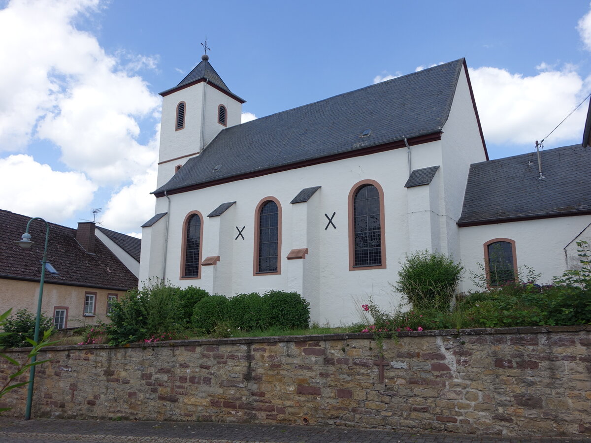 Metterich, kath. Pfarrkirche Eucharius, Saalbau von 1727, Westturm erbaut 1754 (23.06.2022)