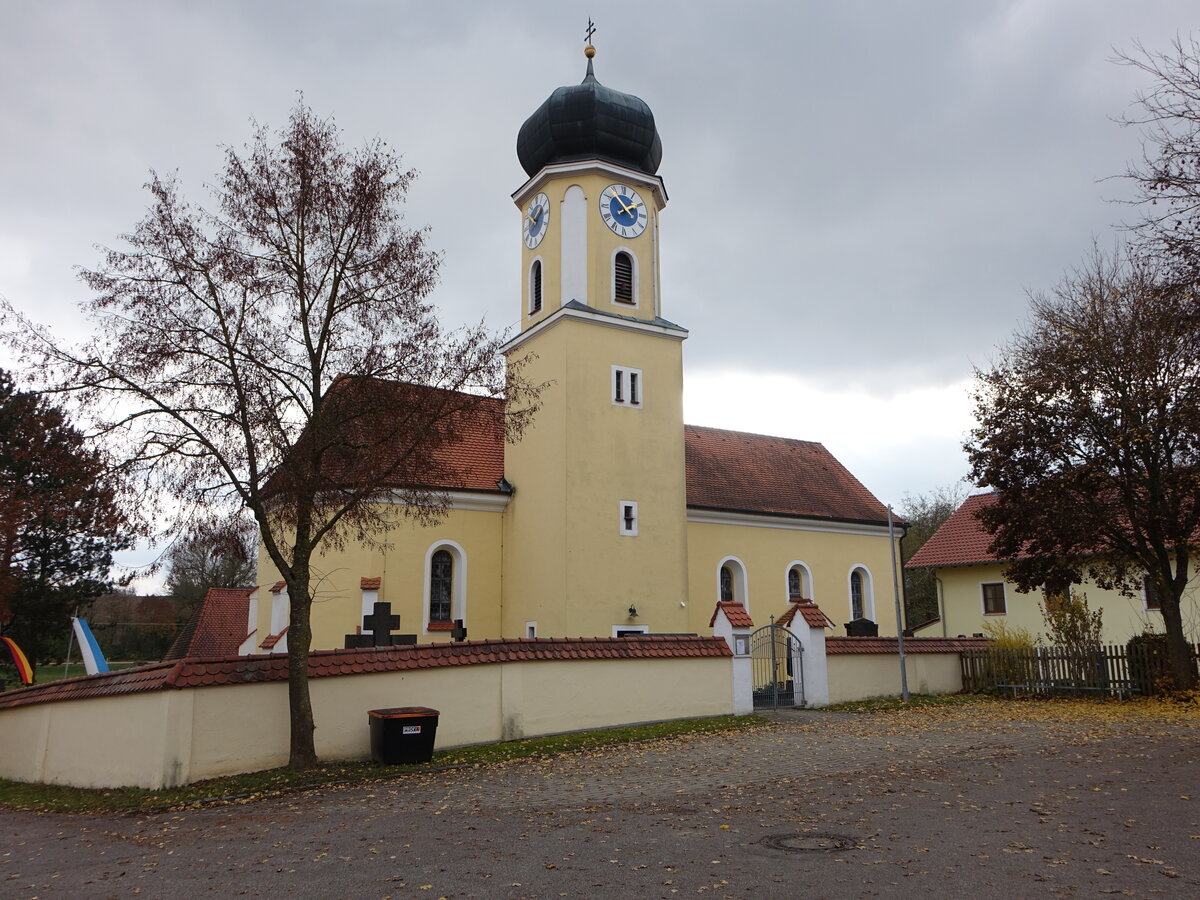 Metting, Pfarrkirche St. Johannes, erbaut im 15. Jahrhundert, barockisiert 1718 (13.11.2016)
