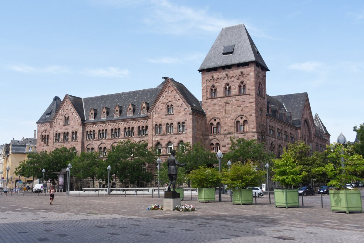 METZ (Dpartement Moselle), 21.06.2023, Blick auf das Htel des Postes; dieses Gebude wurde von 1907 bis 1911 errichtet und war von 1911 bis 1918 Sitz der Oberpostdirektion Metz und bis 2019 der Poste Centrale de Metz (Hauptpost), seitdem wird es zu Bros und Wohnungen aus- und umgebaut