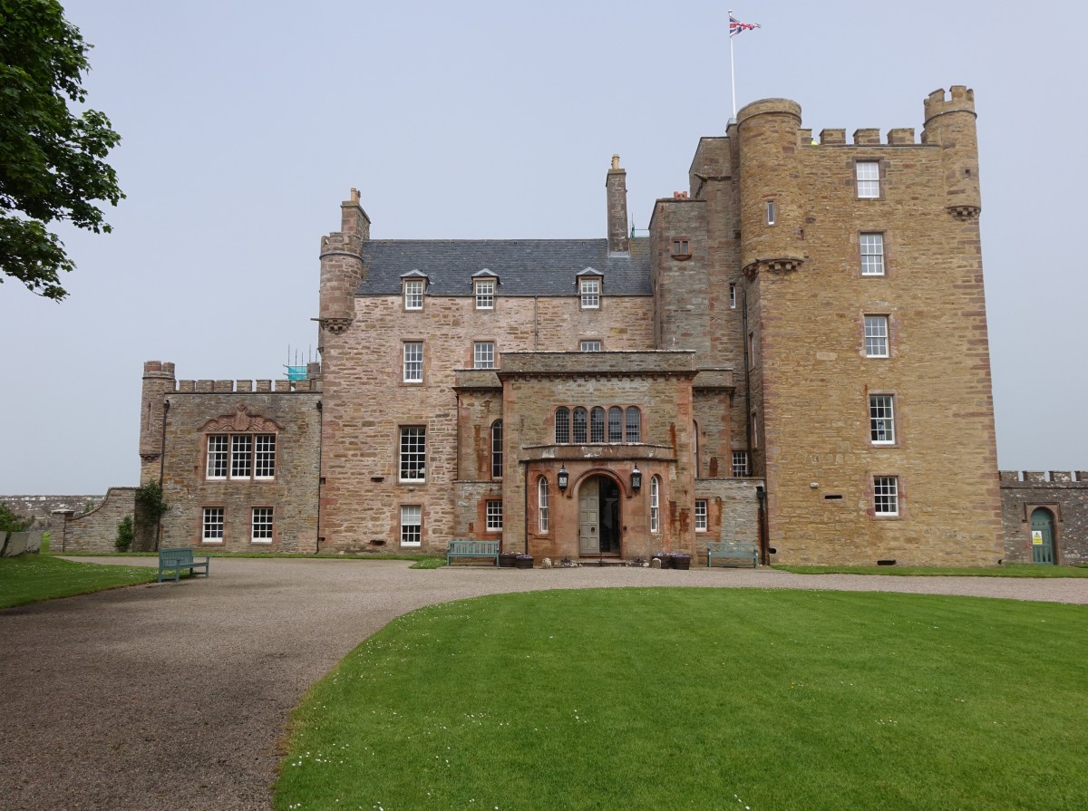 Mey Castle, erbaut im 16. Jahrhundert von George Sinclair, lange Jahre Urlaubsdomizil der Queen Mum (06.07.2015)