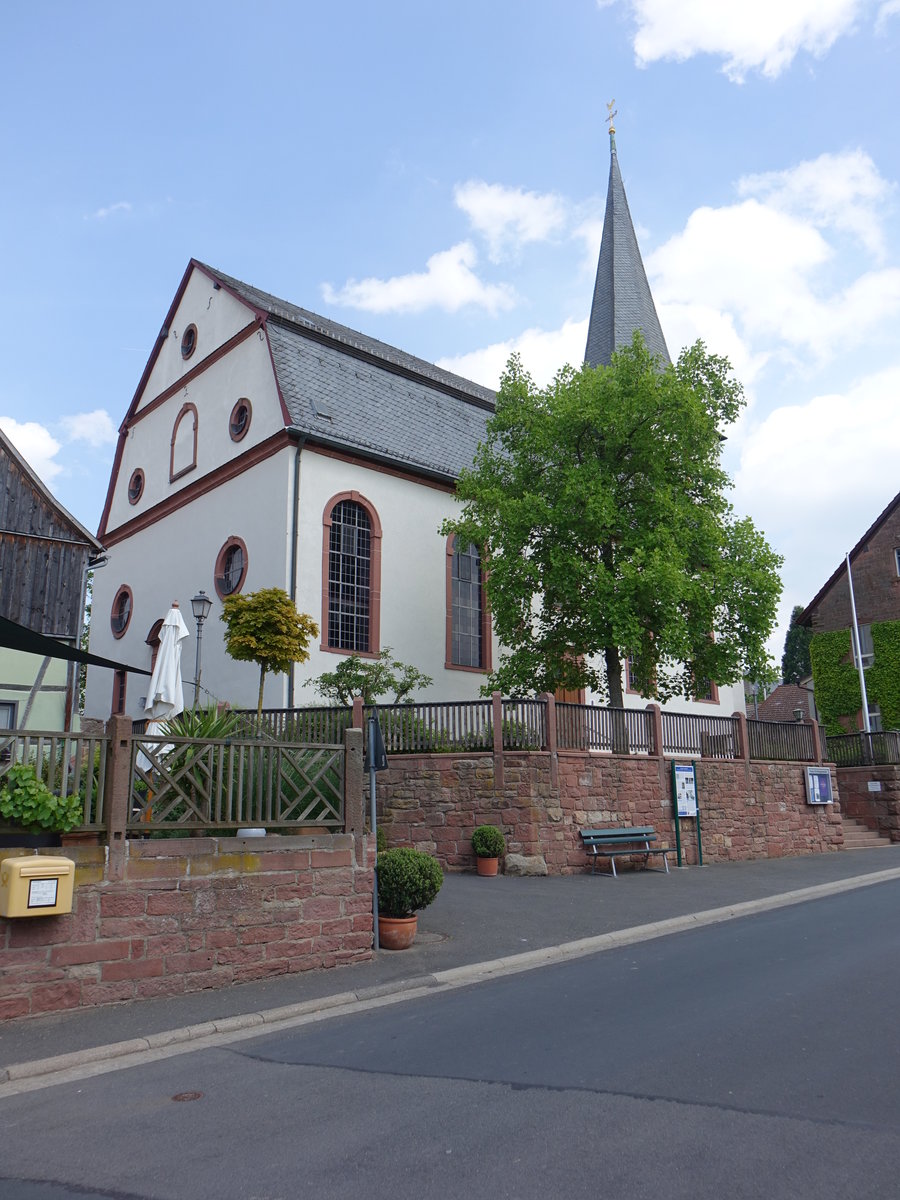 Michelrieth, Ev. Pfarrkirche St. Michael, Chorturmkirche mit Mansarddach, barockes Langhaus erbaut von 1734 bis 1737 von Baumeister Gnther aus Marktheidenfeld (12.05.2018)