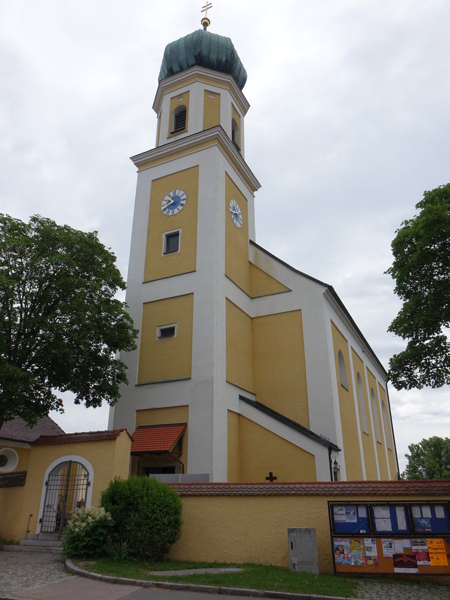 Michelsneukirchen, kath. Pfarrkirche St. Michael,  Saalbau mit gleich breitem Polygonalchor, Walmdach und westlichem Fassadenturm , erbaut bis 1707 (05.06.2017)