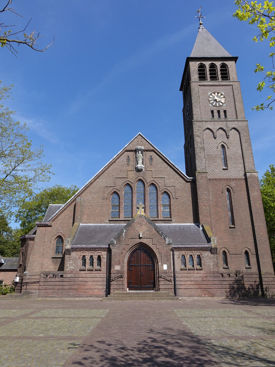Middelbeers, St. Willibrordus Kirche, erbaut von 1925 bis 1927 durch Architekt J. Kooken (06.05.2016) 