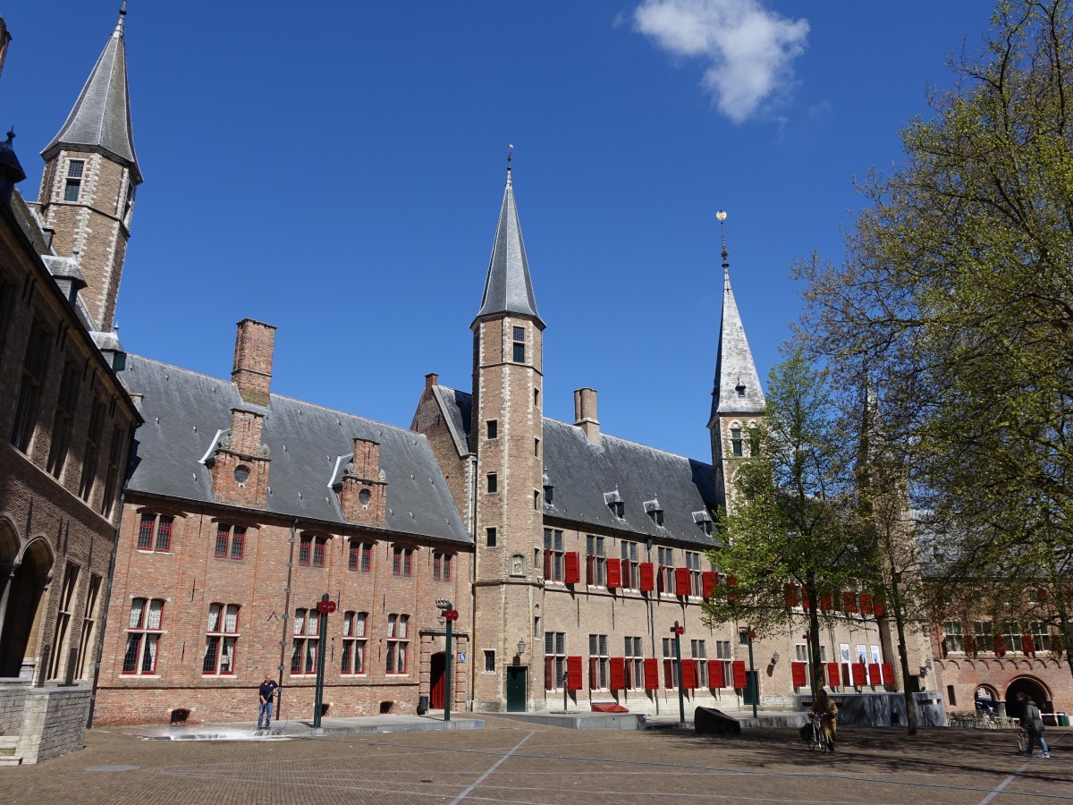Middelburg, Abtei Onze-Lieve-Vrouwe, gegrndet 1127 als Prmonstratenser Abtei, sptgotische Gebude erbaut ab 1492 (30.04.2015)