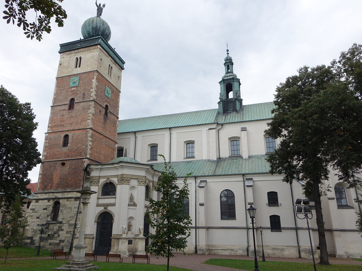 Miechow, Klosterkirche Hl. Grab, erbaut von 1230 bis 1239 im romanischen Stil, zwischen 1390 und 1410 gotischer Umbau, sptbarocker Umbau im 18. Jahrhundert (13.09.2021)