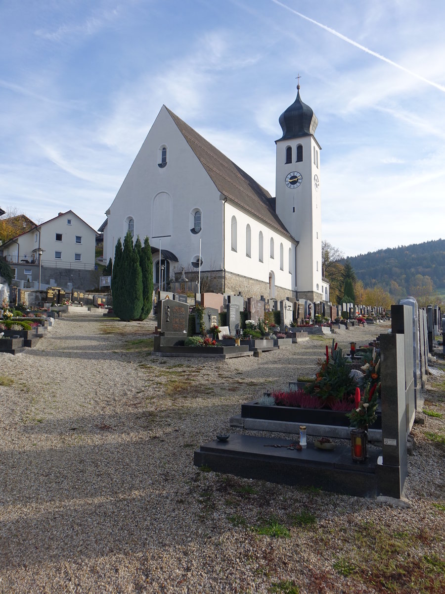 Mietraching, kath. Pfarrkirche St. Joseph, historisierender Saalbau mit eingezogener Vierung und Sdturm, erbaut 1925 (04.11.2017)