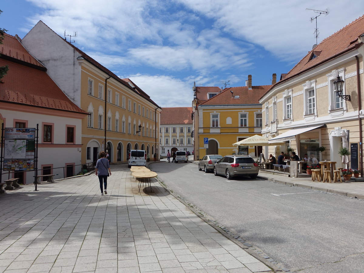 Mikulov/ Nikolsburg, historische Gebude am Kostelni Namesti (31.05.2019)