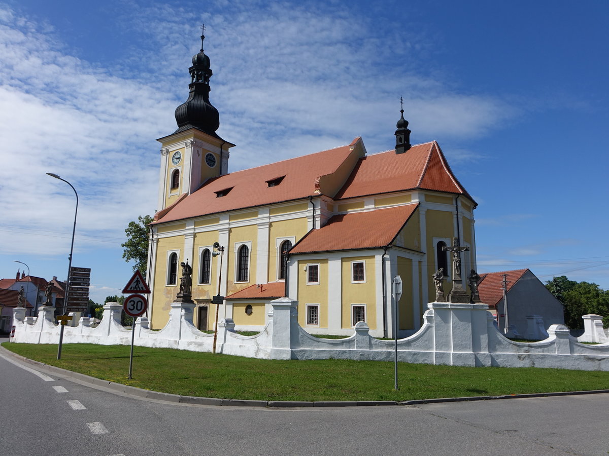 Milotice u Kyjova/ Milotitz, einschiffige barocke Allerheiligenkirche, erbaut von 1697 bis 1703 (31.05.2019)